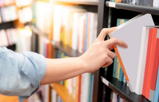 図書室で本を取り出している写真