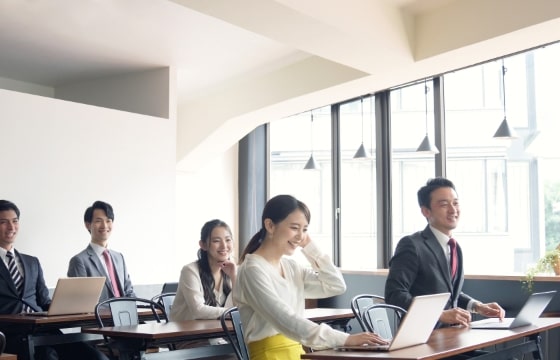 社会人等がセミナーを受けている写真