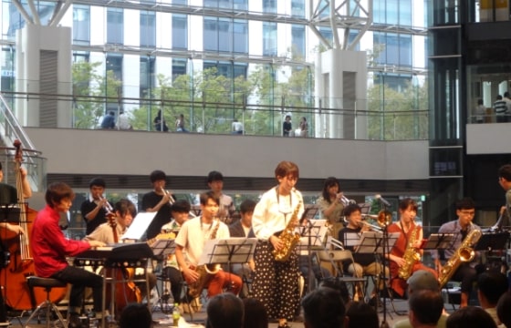 学生のブラスバンドがステージで演奏している写真