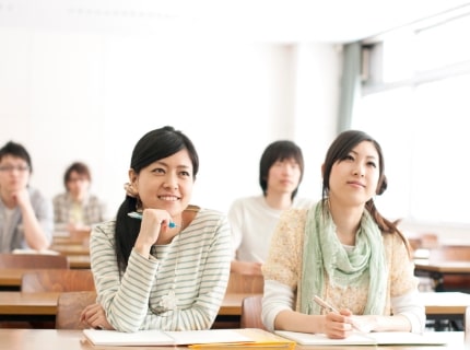 学生が教室で考えている写真